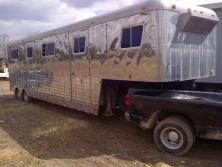 Horse shipping trailer